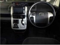 Toyota Voxy 2014